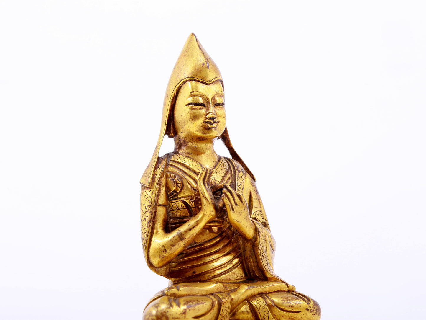 A serene gilt bronze statue of Tsongkhapa