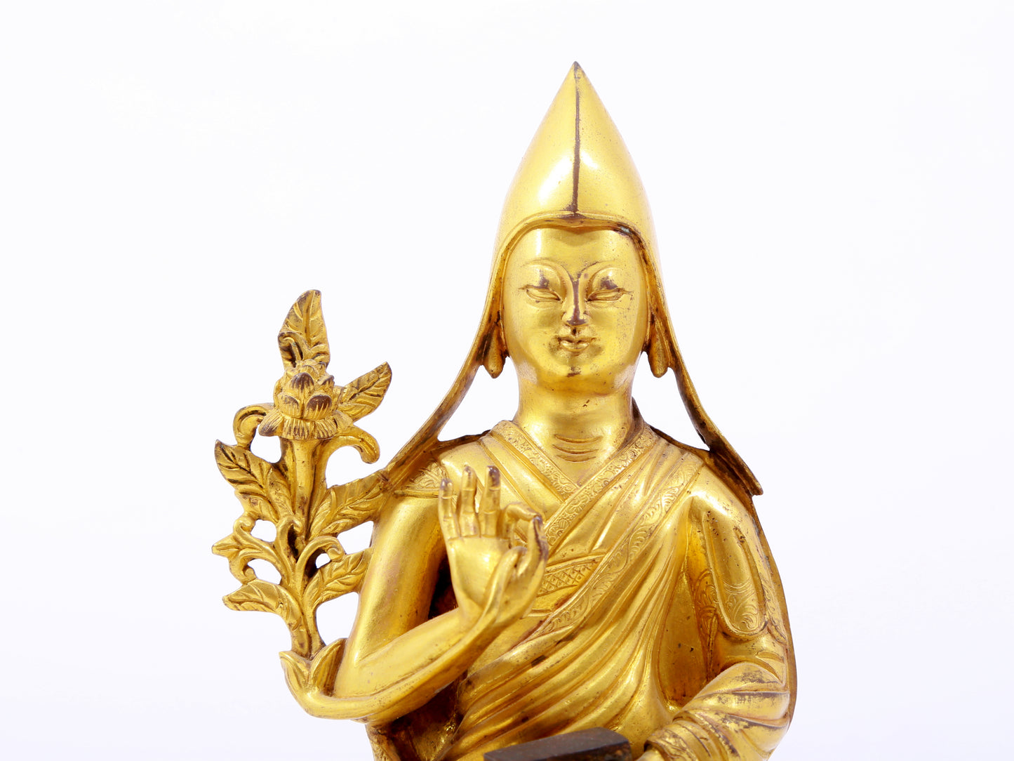 A serene gilt bronze statue of Tsongkhapa