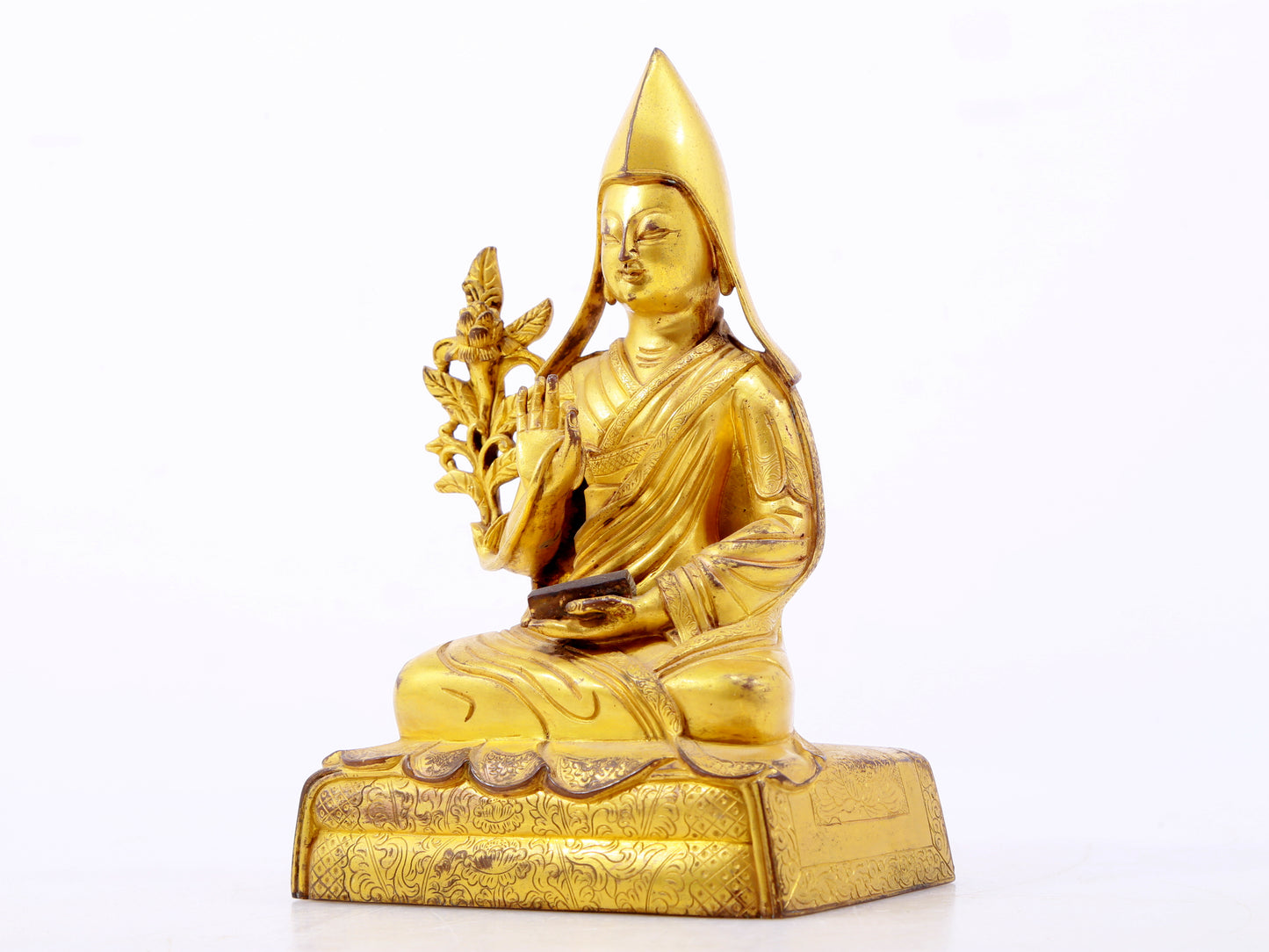 A serene gilt bronze statue of Tsongkhapa