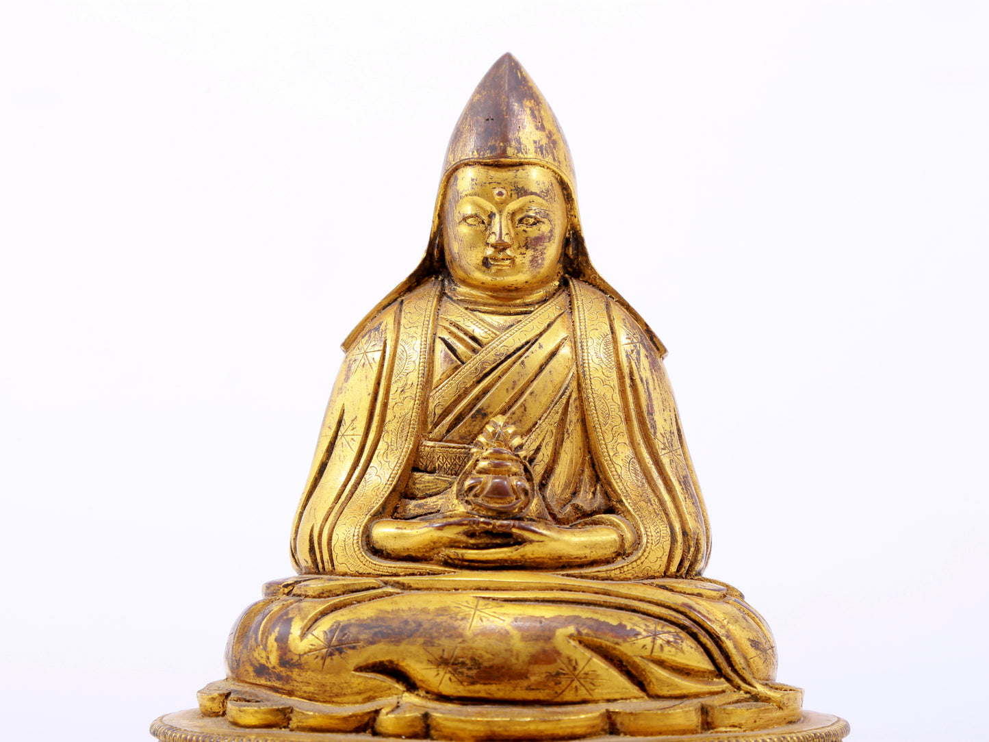 A serene gilt bronze statue of Tsongkhapa