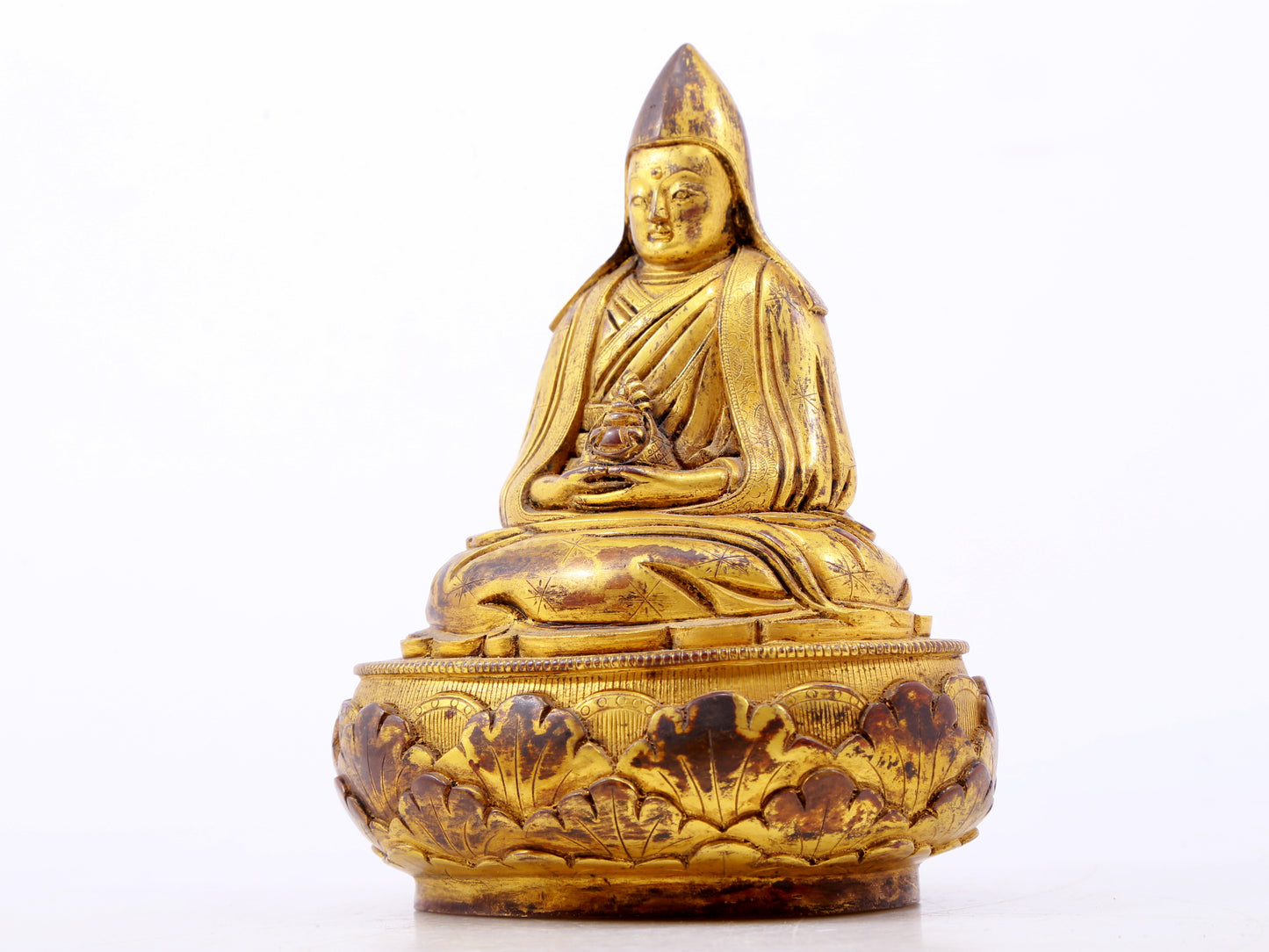 A serene gilt bronze statue of Tsongkhapa