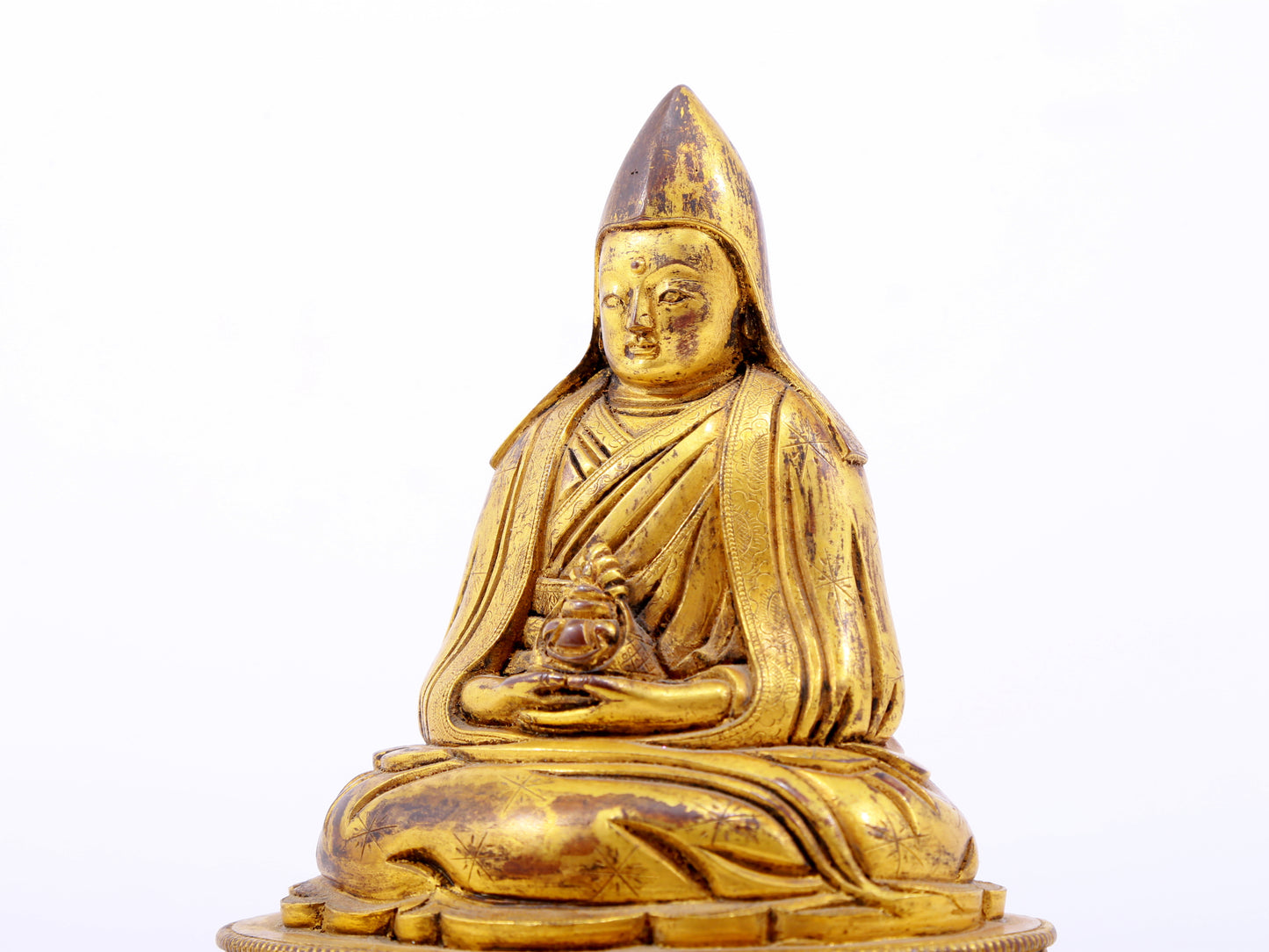 A serene gilt bronze statue of Tsongkhapa