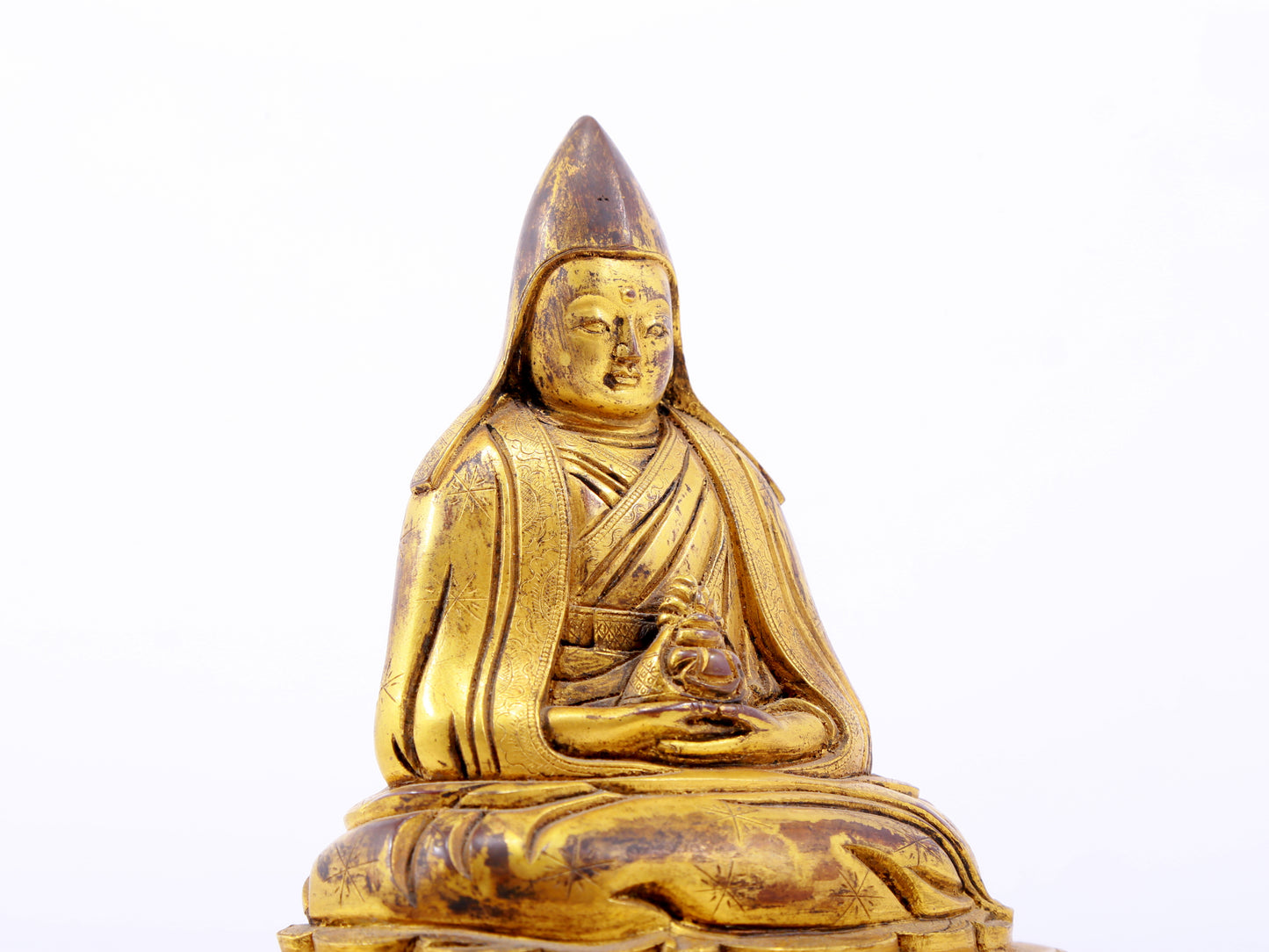 A serene gilt bronze statue of Tsongkhapa