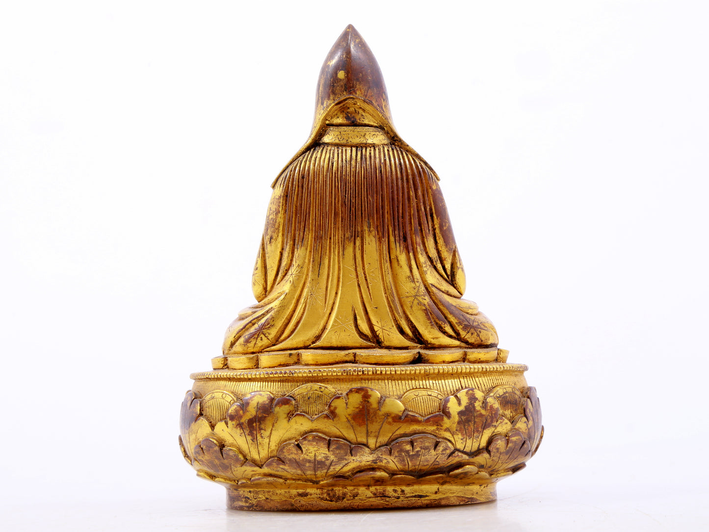 A serene gilt bronze statue of Tsongkhapa