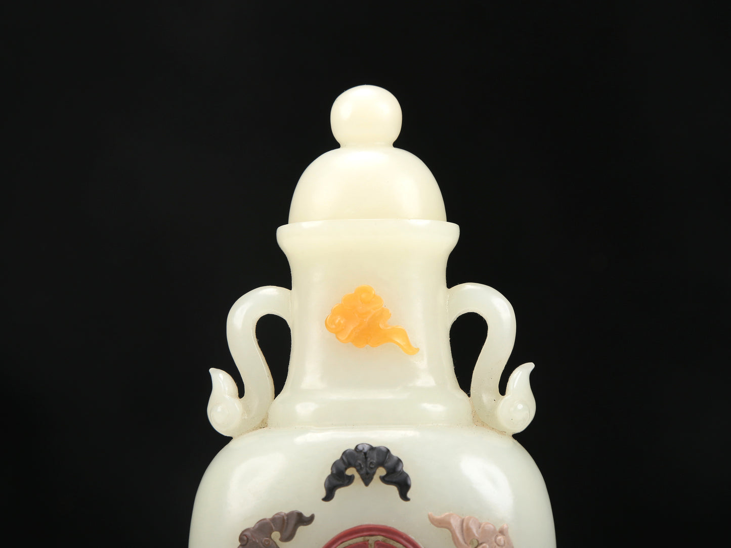 A Superb White Jade Gem-Inlaid 'Bat& Auspicious Cloud' Vase