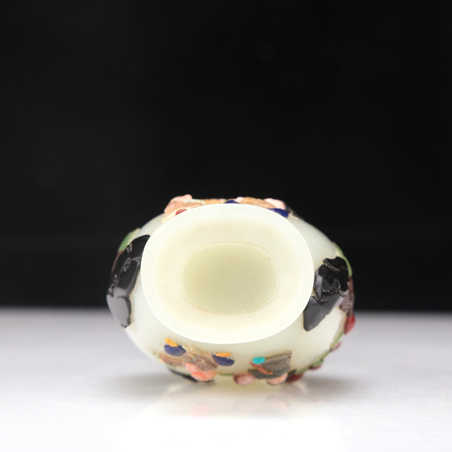 A Superb White Jade Gem-Inlaid 'Figure' Vase And Cover