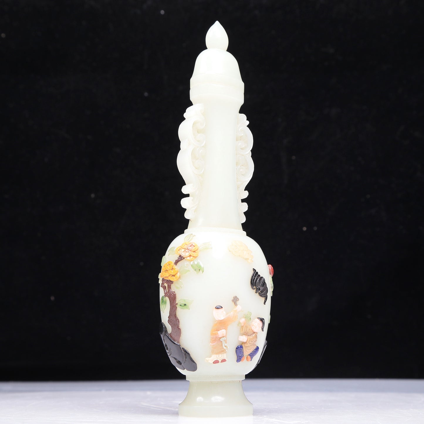 An Excellent White Jade Gem-Inlaid 'Figure' Vase