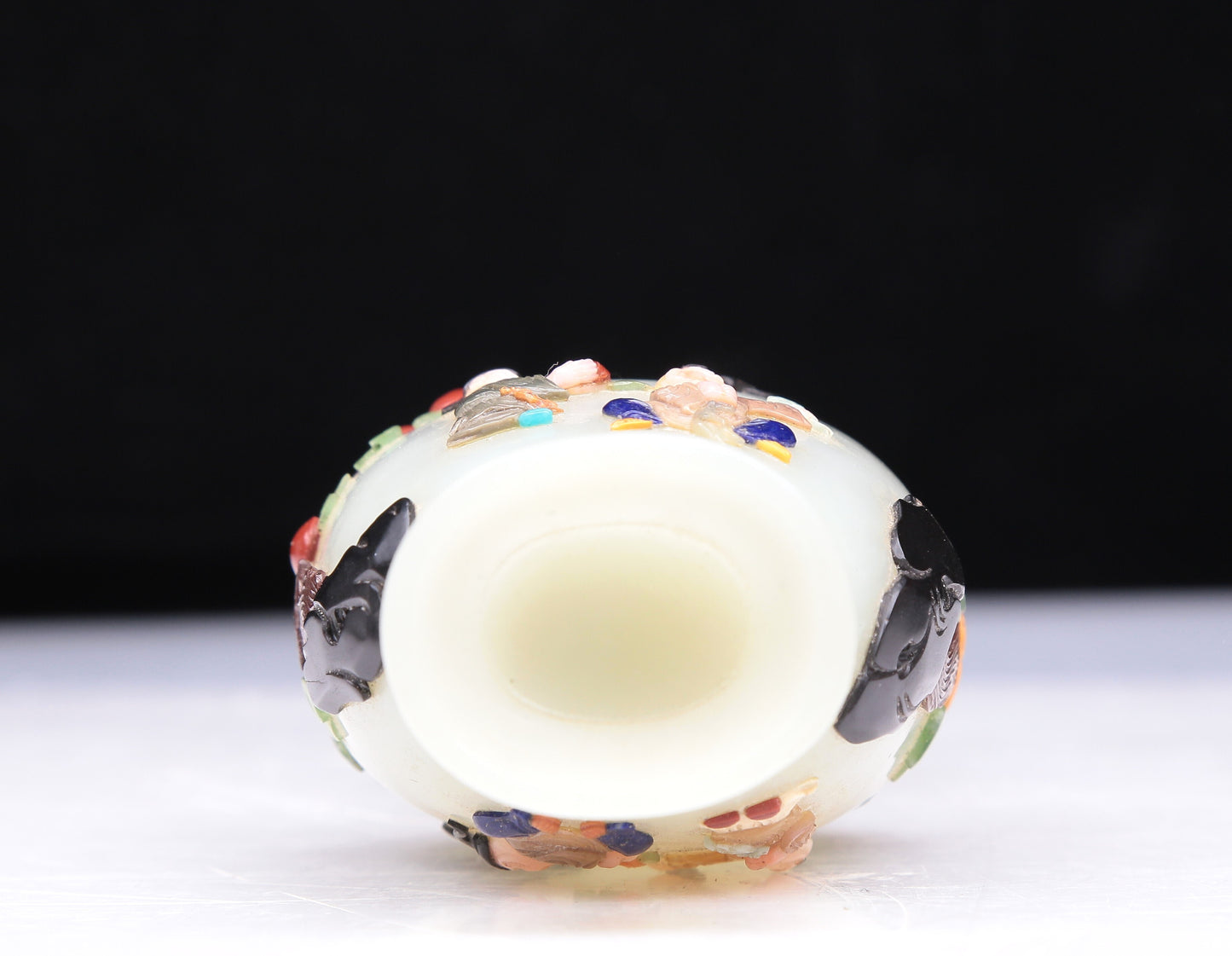 An Excellent White Jade Gem-Inlaid 'Figure' Vase