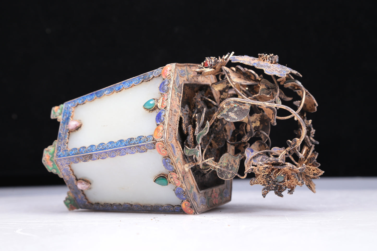 An Excellent White Jade Gilt-Silver-Mounted Blueing 'Jardiniere' Decoration