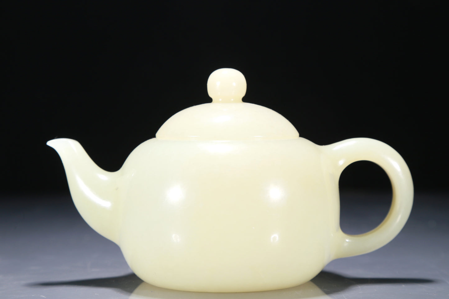 A Superb White Jade Teapot With Two Miniature Teacups