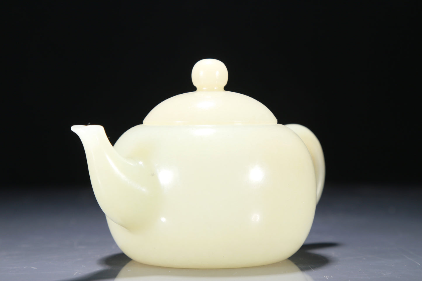 A Superb White Jade Teapot With Two Miniature Teacups