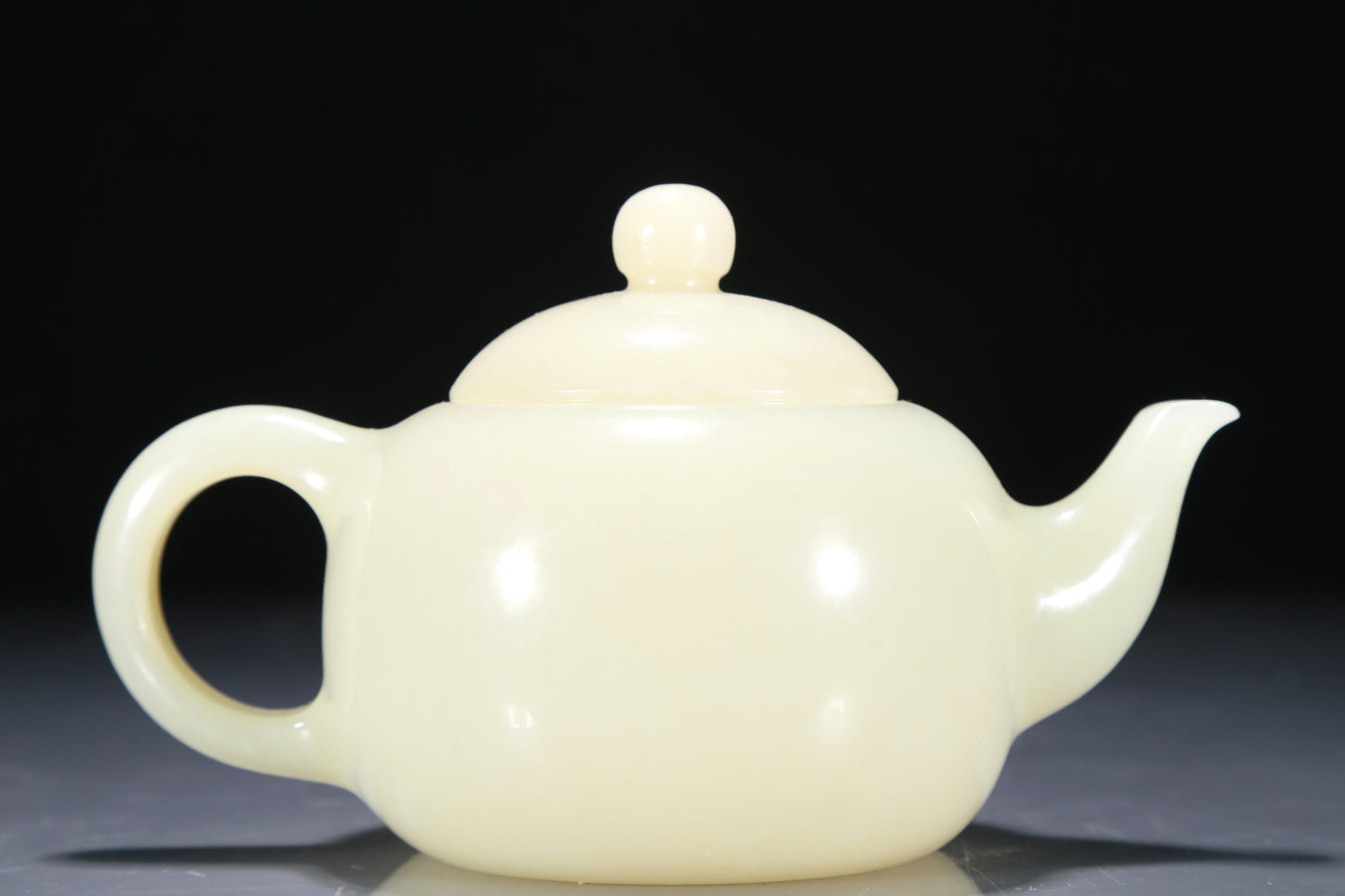 A Superb White Jade Teapot With Two Miniature Teacups