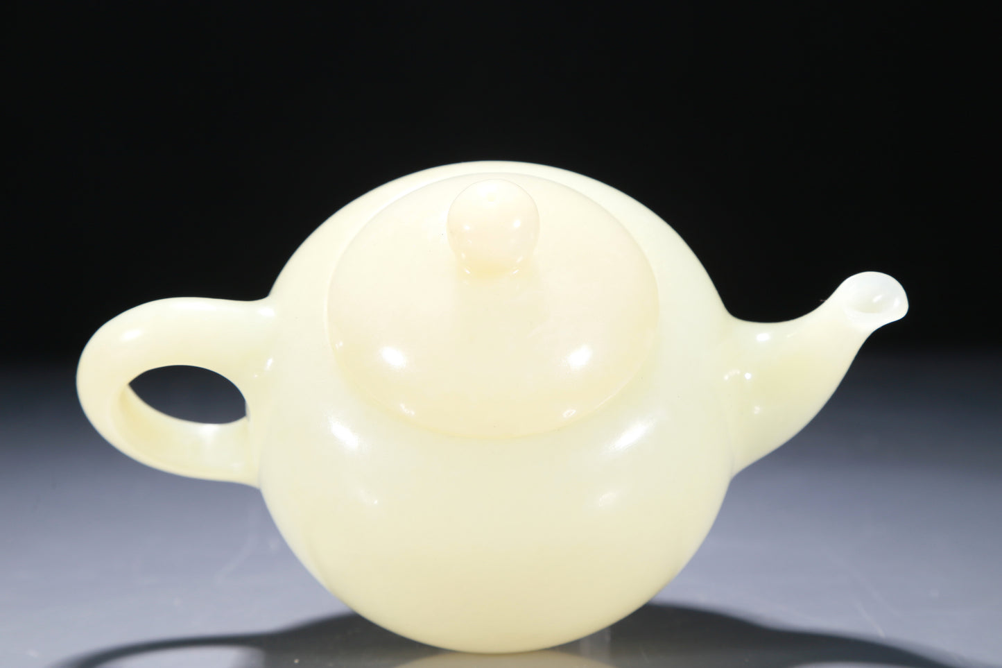 A Superb White Jade Teapot With Two Miniature Teacups