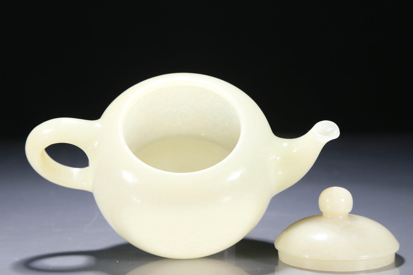 A Superb White Jade Teapot With Two Miniature Teacups