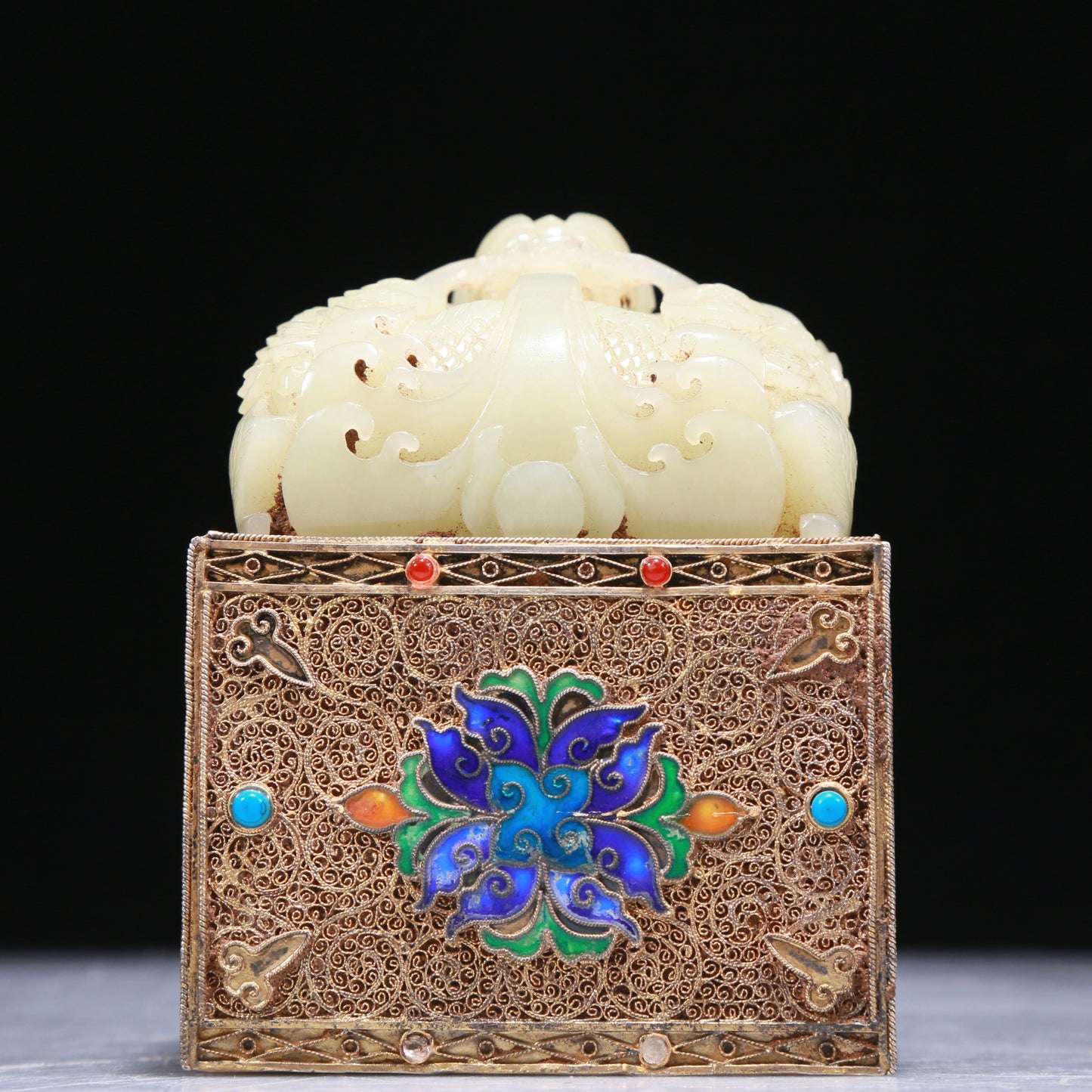 An Exquisite White Jade Gold-Mounted 'Dragon& Auspicious Cloud' Seal