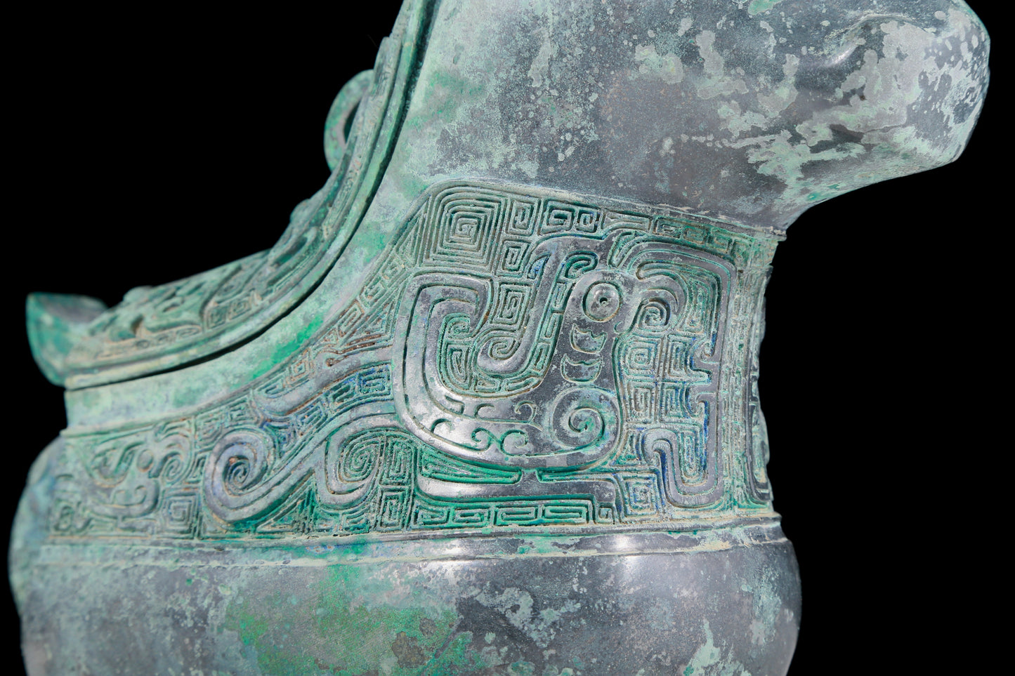 A precious bronze ewer with auspicious animal patterns