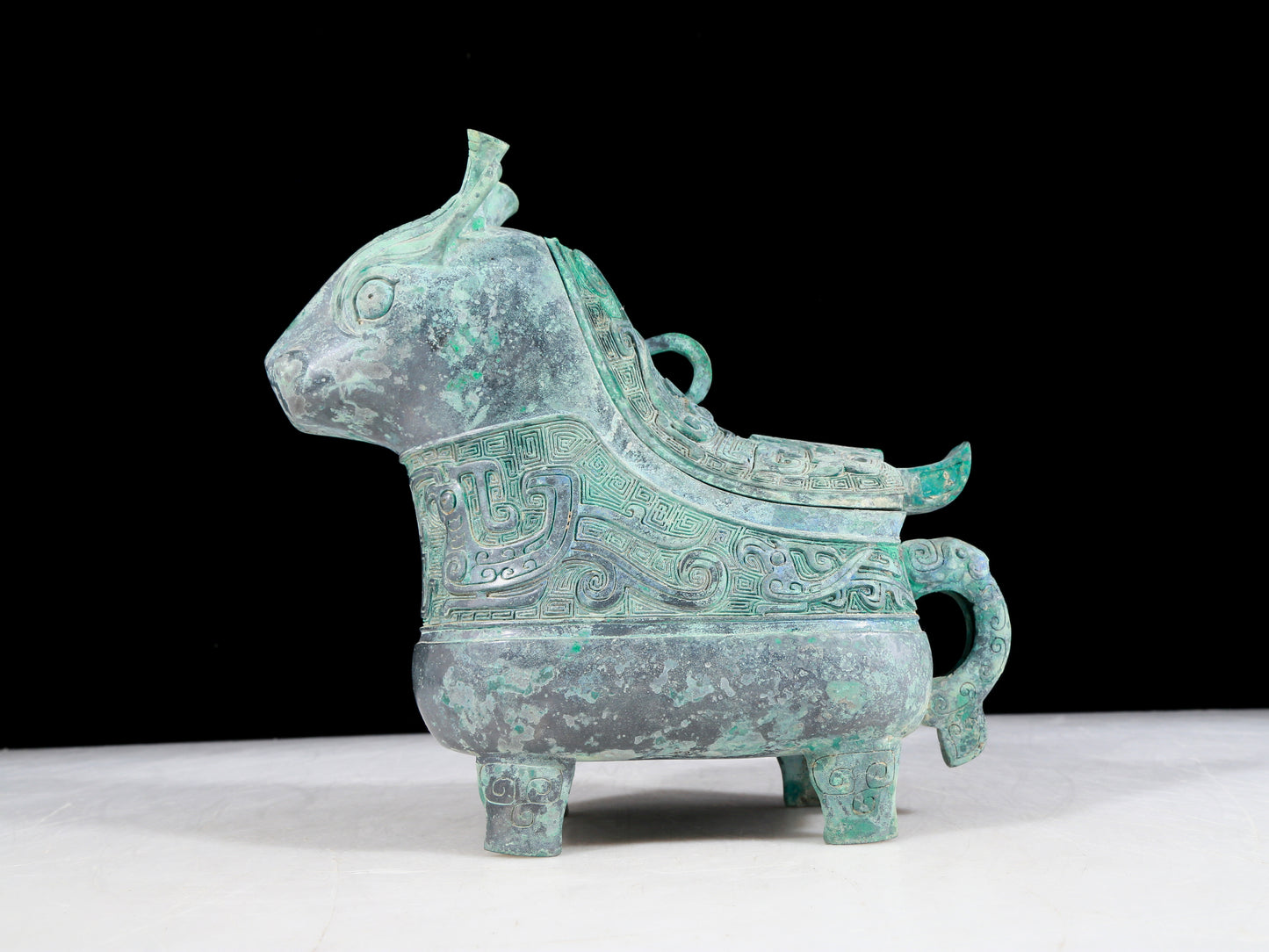 A precious bronze ewer with auspicious animal patterns