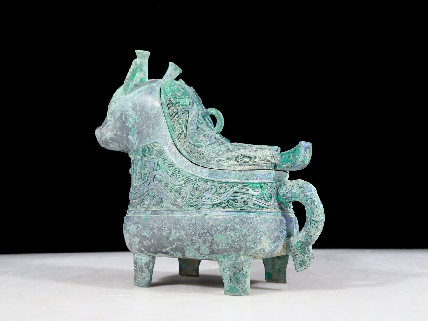 A precious bronze ewer with auspicious animal patterns