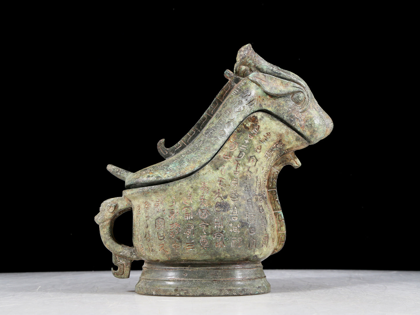 A precious bronze ewer with auspicious animal patterns