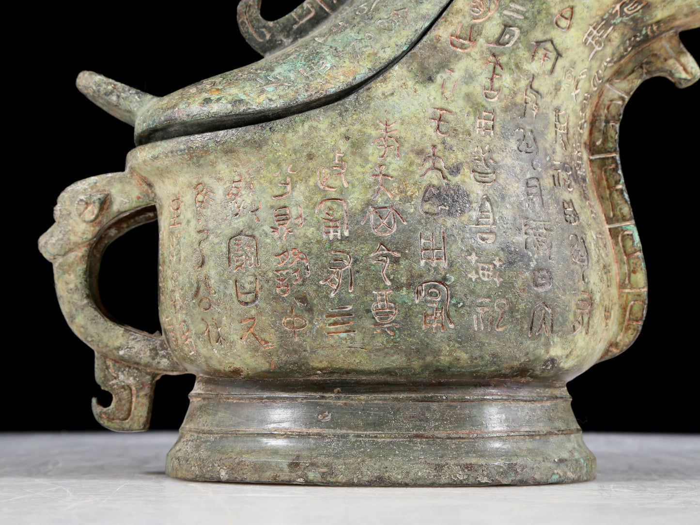 A precious bronze ewer with auspicious animal patterns