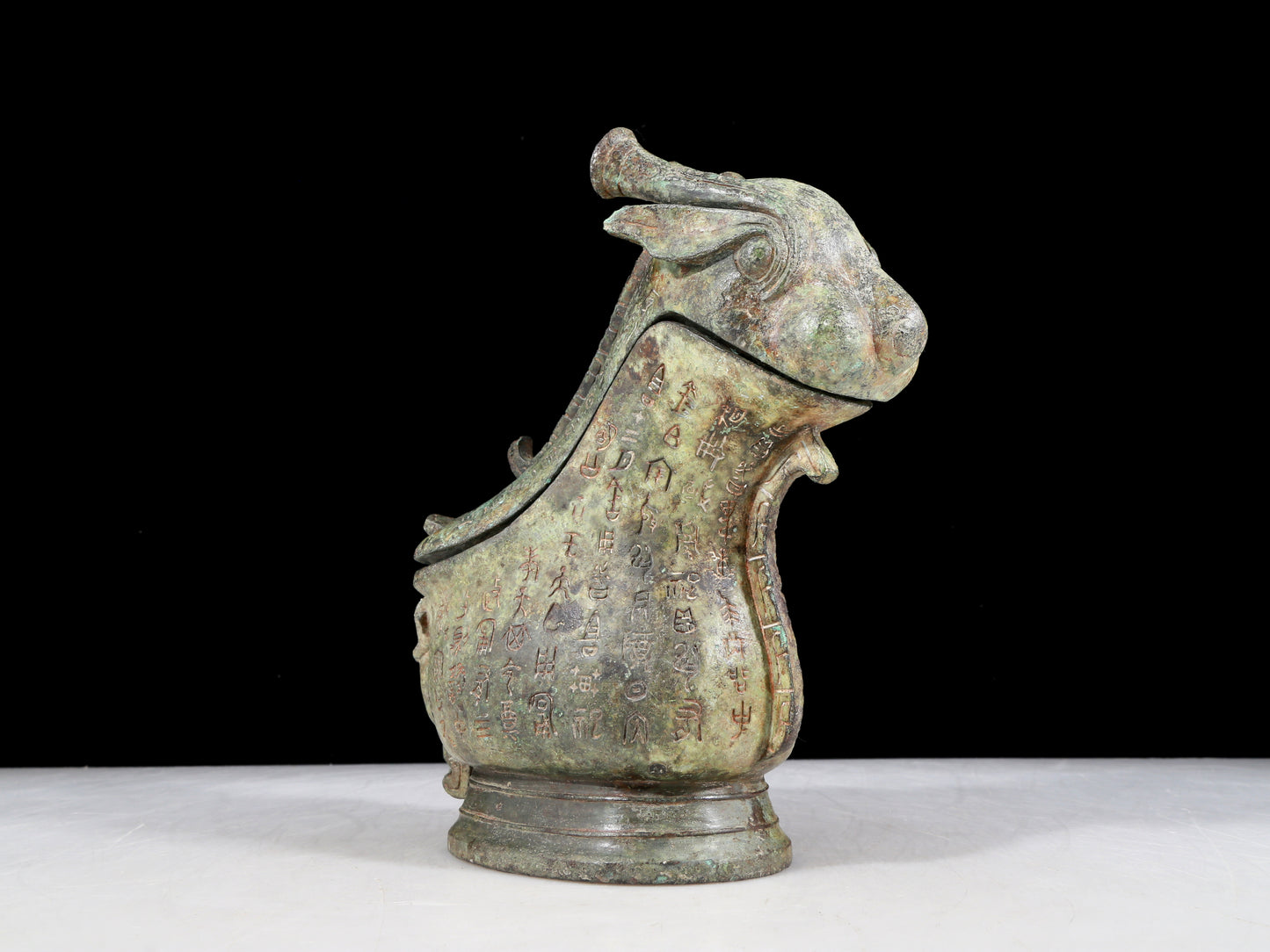 A precious bronze ewer with auspicious animal patterns