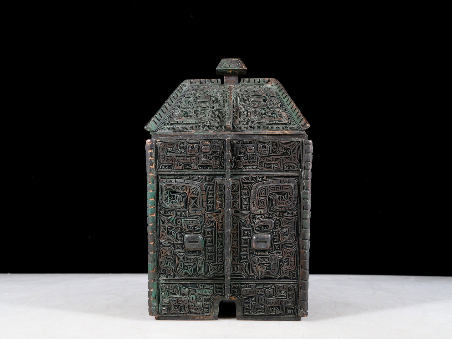 A precious bronze animal mask box with lid