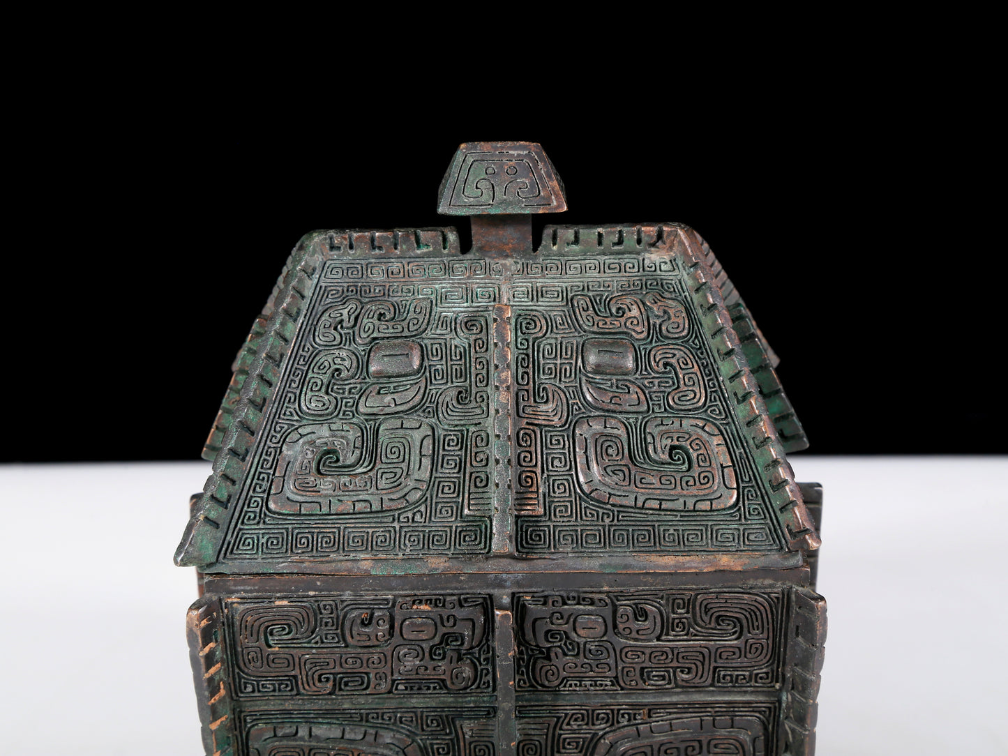 A precious bronze animal mask box with lid