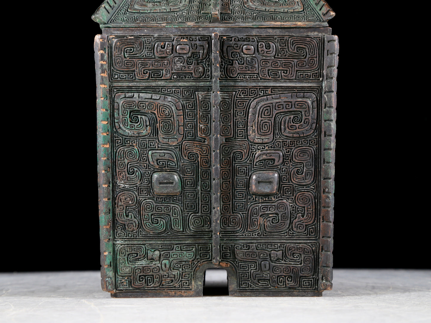 A precious bronze animal mask box with lid