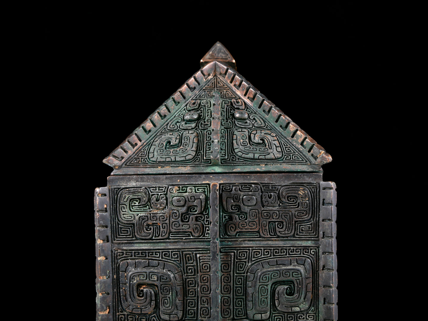 A precious bronze animal mask box with lid