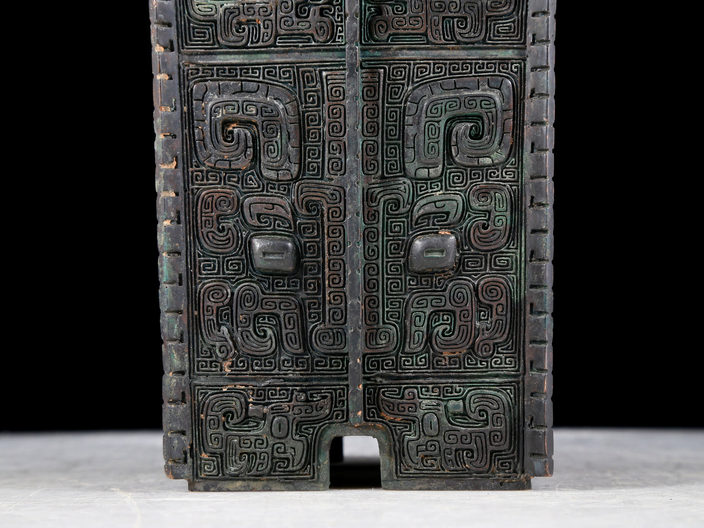 A precious bronze animal mask box with lid