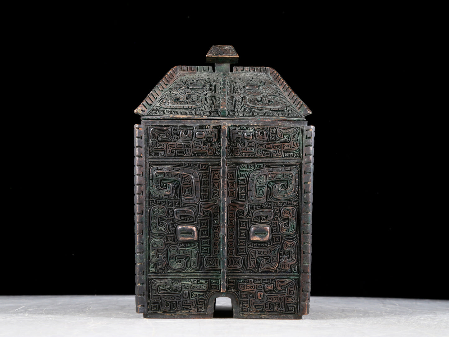 A precious bronze animal mask box with lid