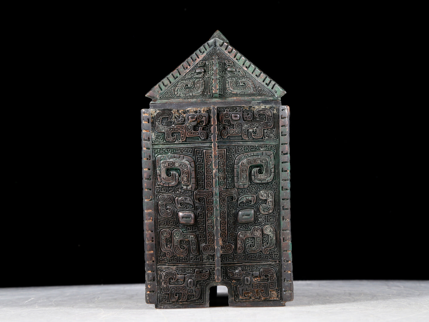 A precious bronze animal mask box with lid