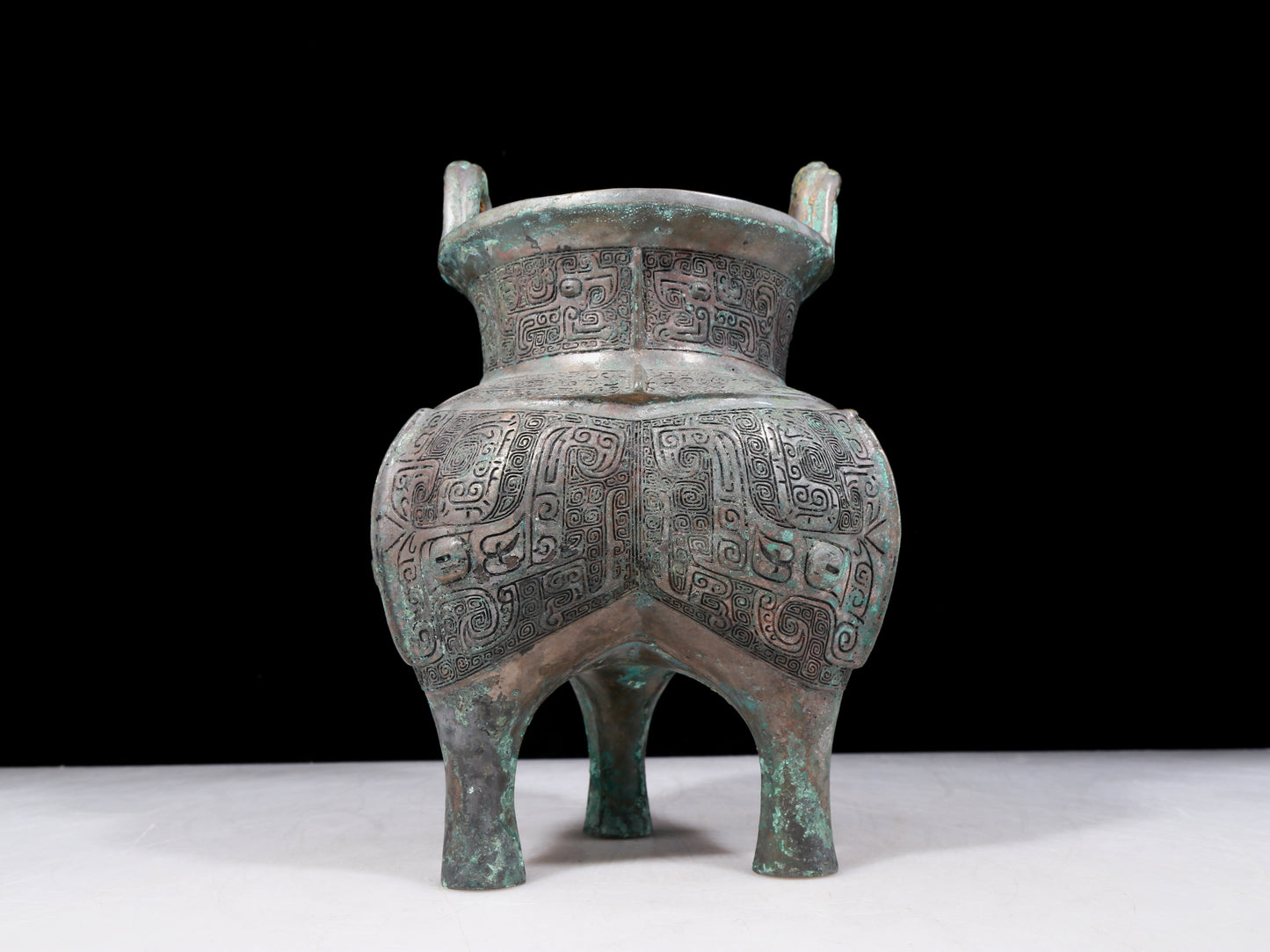 A precious bronze tripod pot with animal masks