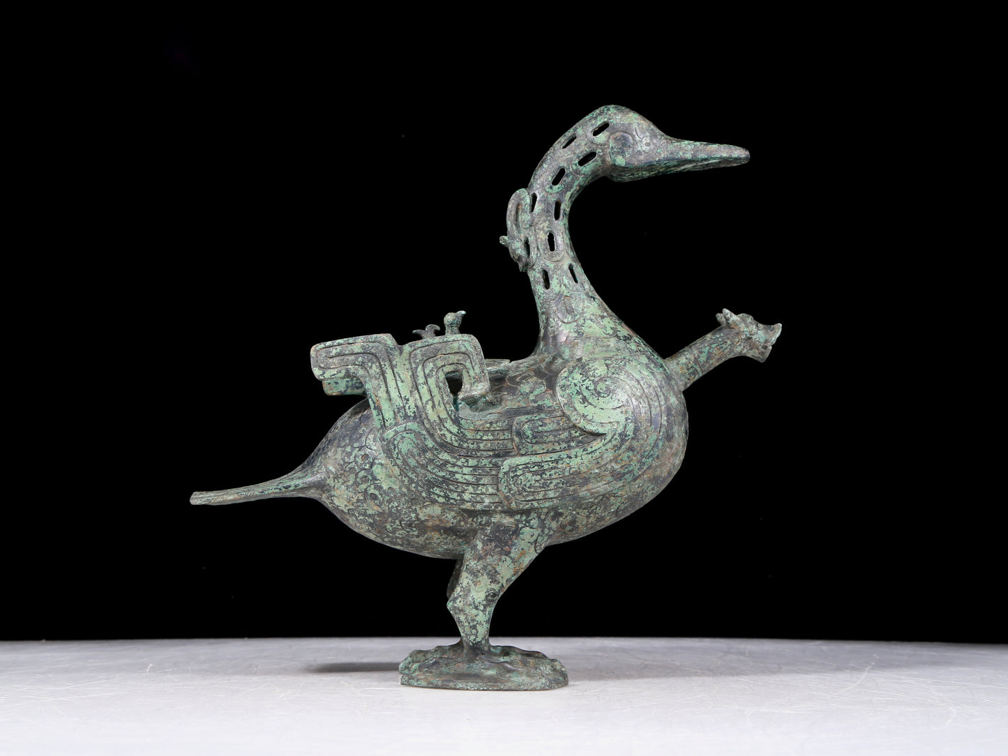 A precious bronze duck ewer