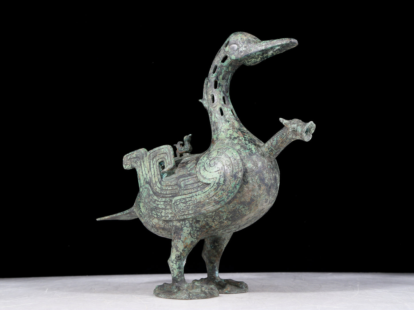 A precious bronze duck ewer