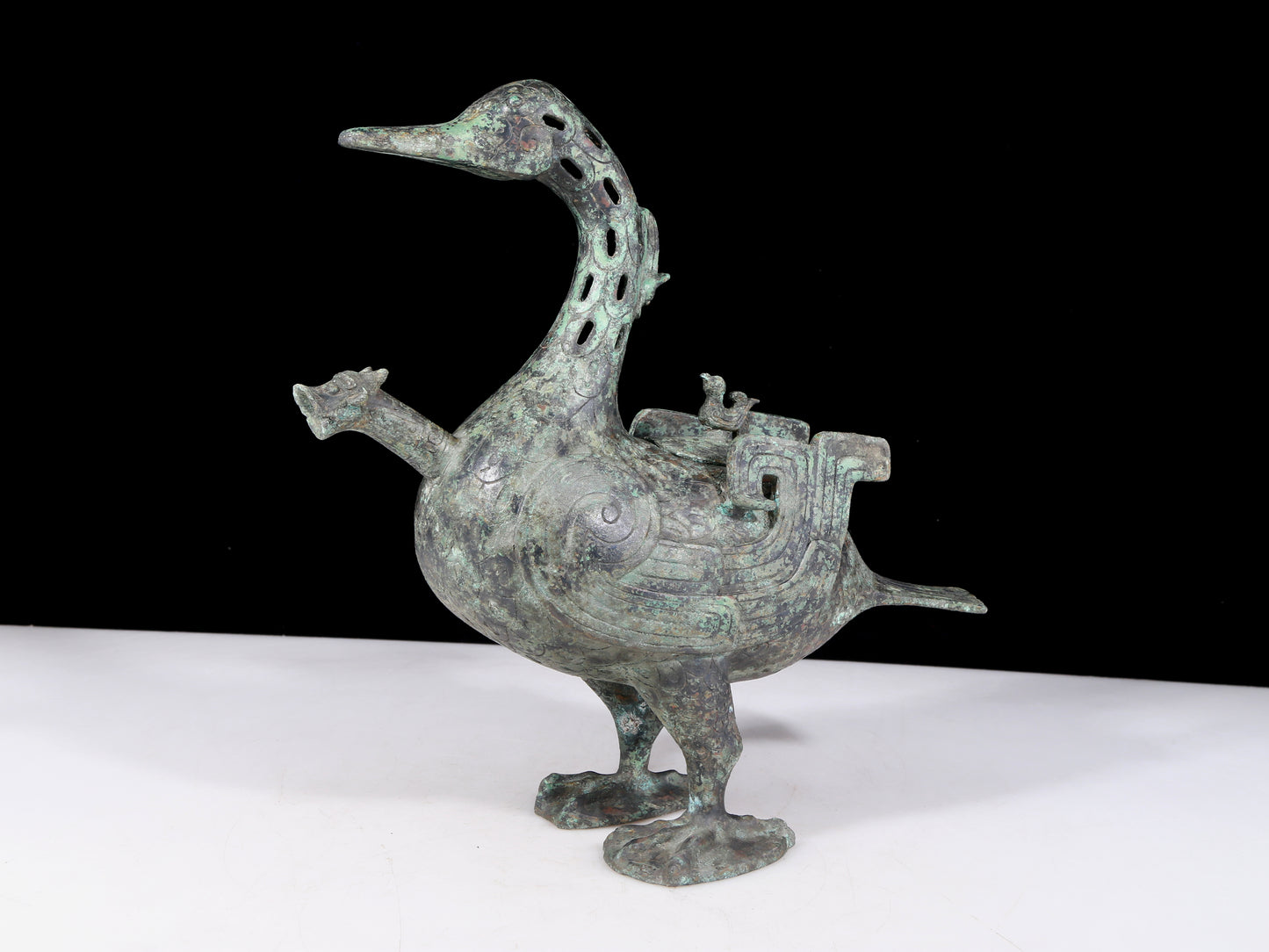 A precious bronze duck ewer