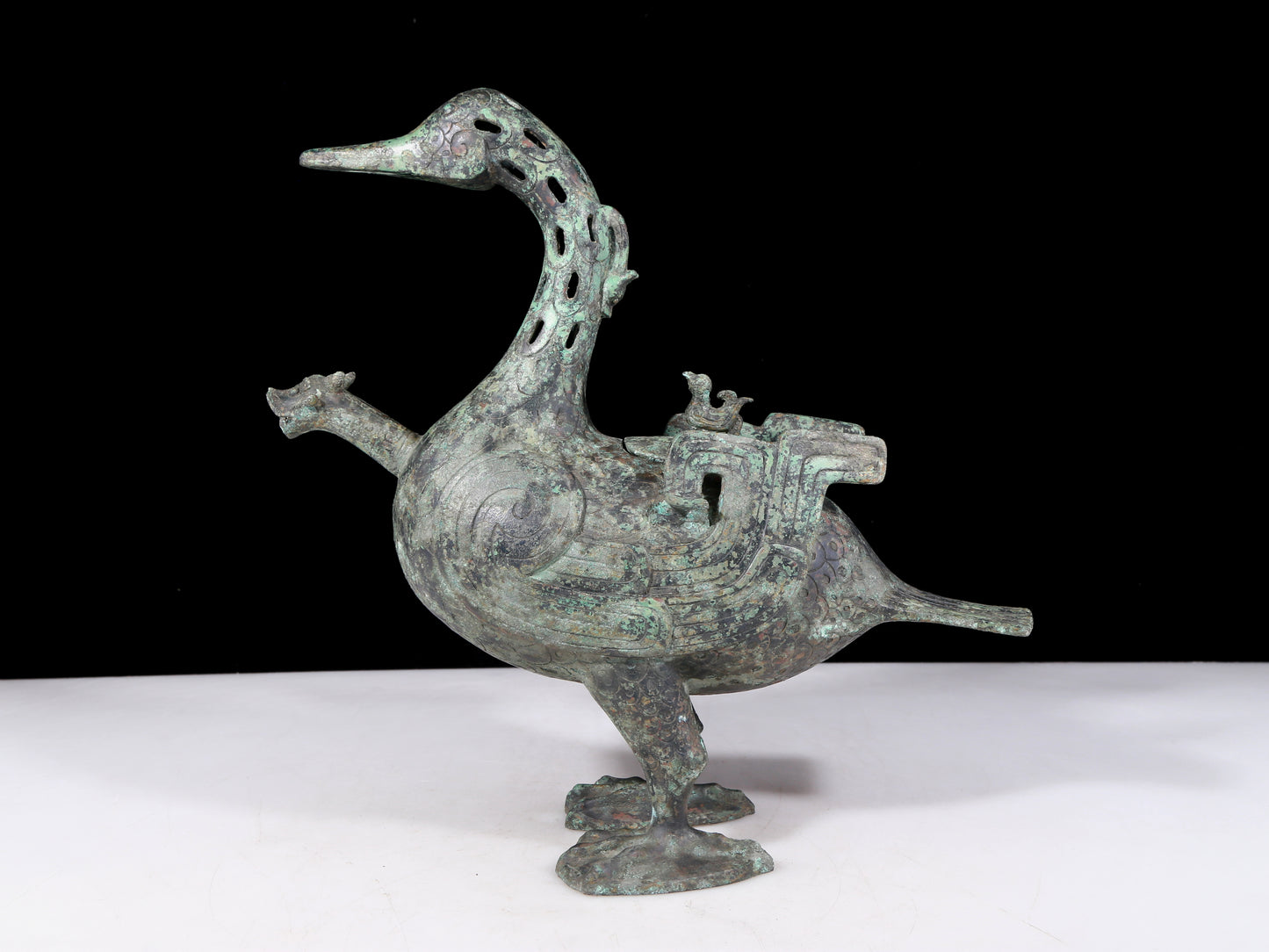 A precious bronze duck ewer