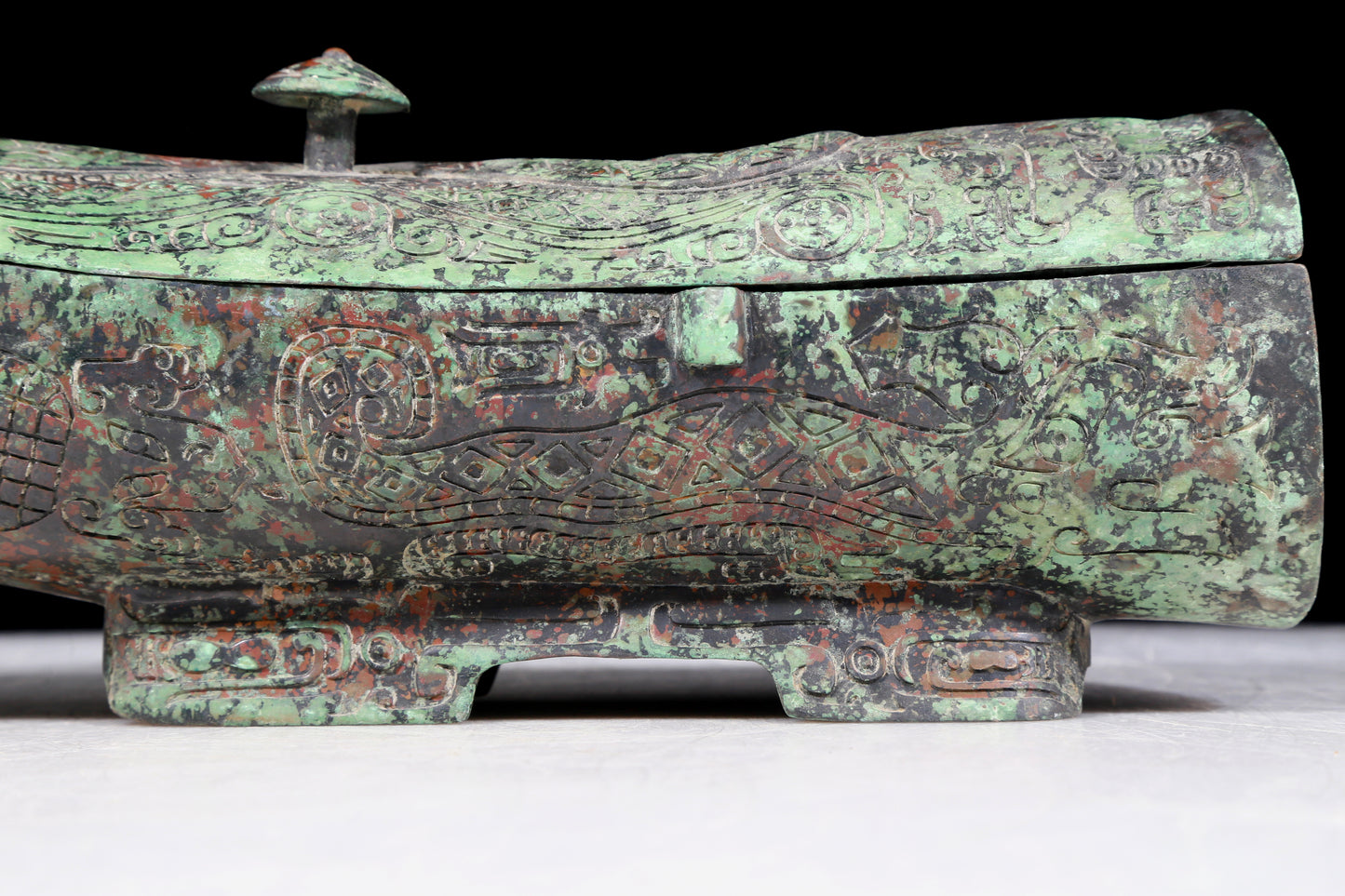 A precious bronze box with auspicious animal patterns