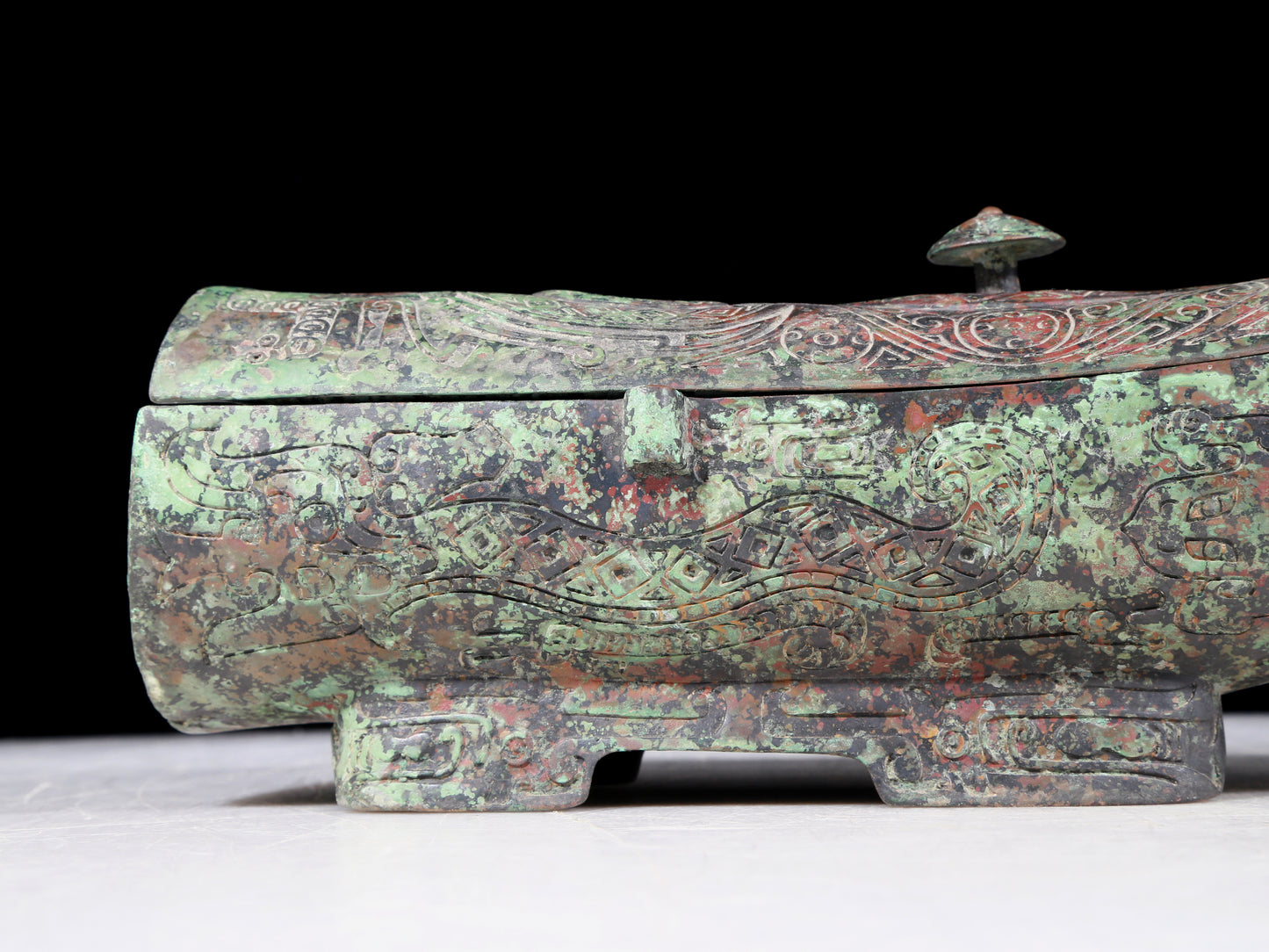 A precious bronze box with auspicious animal patterns