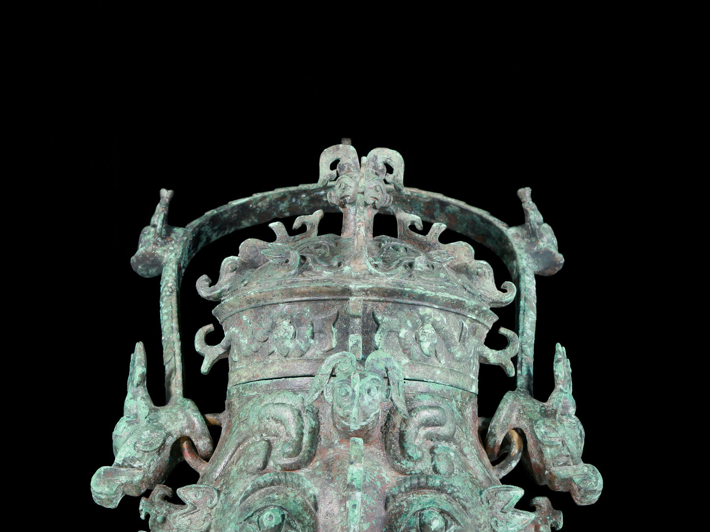 A precious bronze animal-faced pot