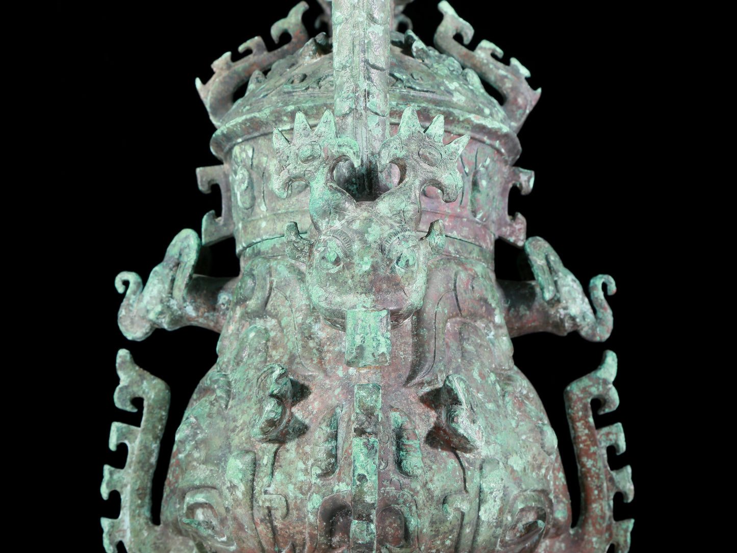 A precious bronze animal-faced pot