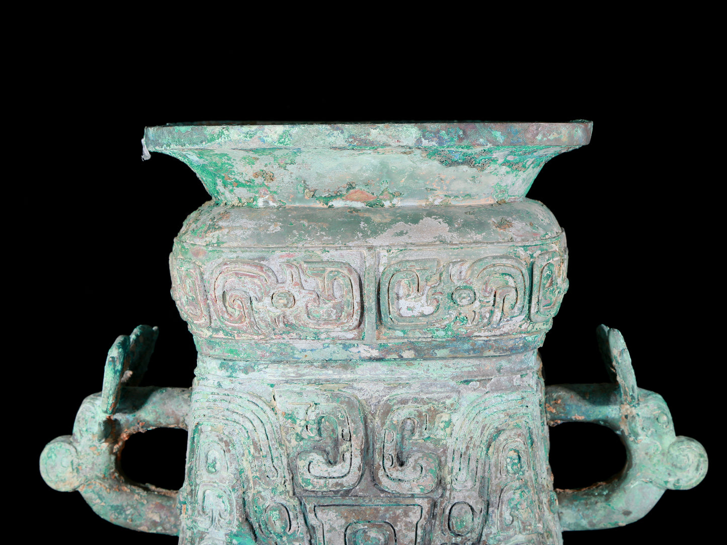 A precious bronze chilong pattern amphorae with lid