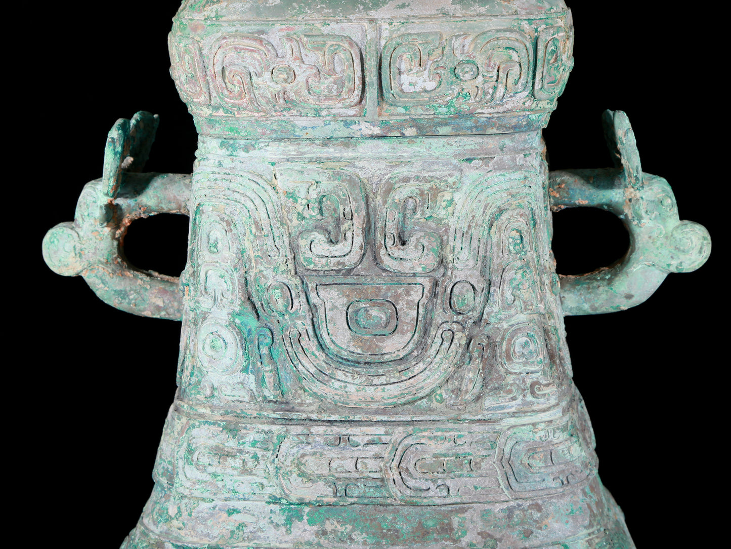 A precious bronze chilong pattern amphorae with lid