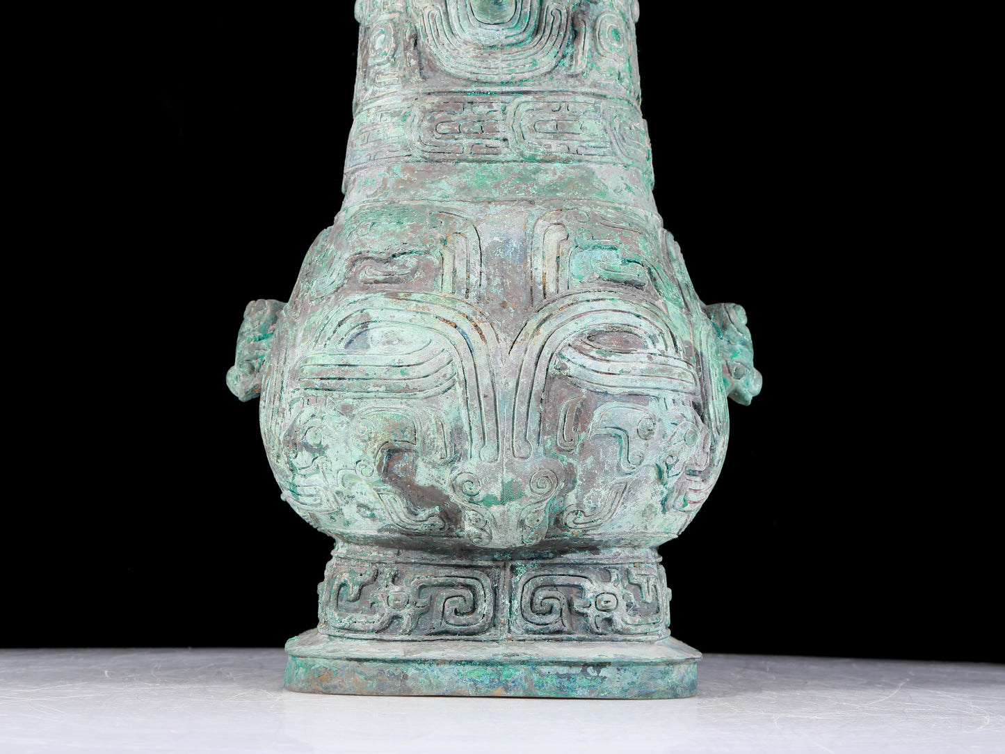 A precious bronze chilong pattern amphorae with lid