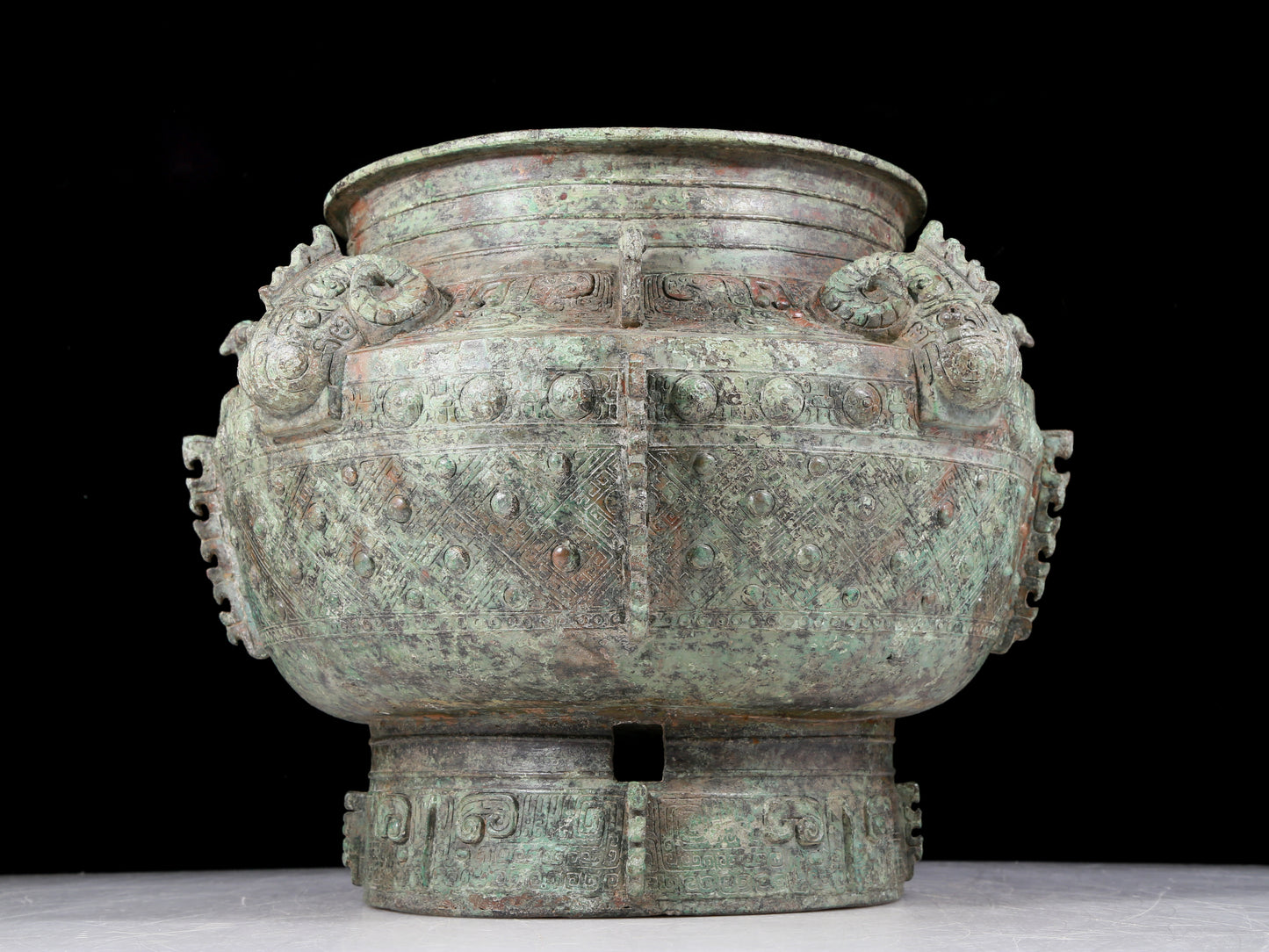 A precious bronze animal ear stove