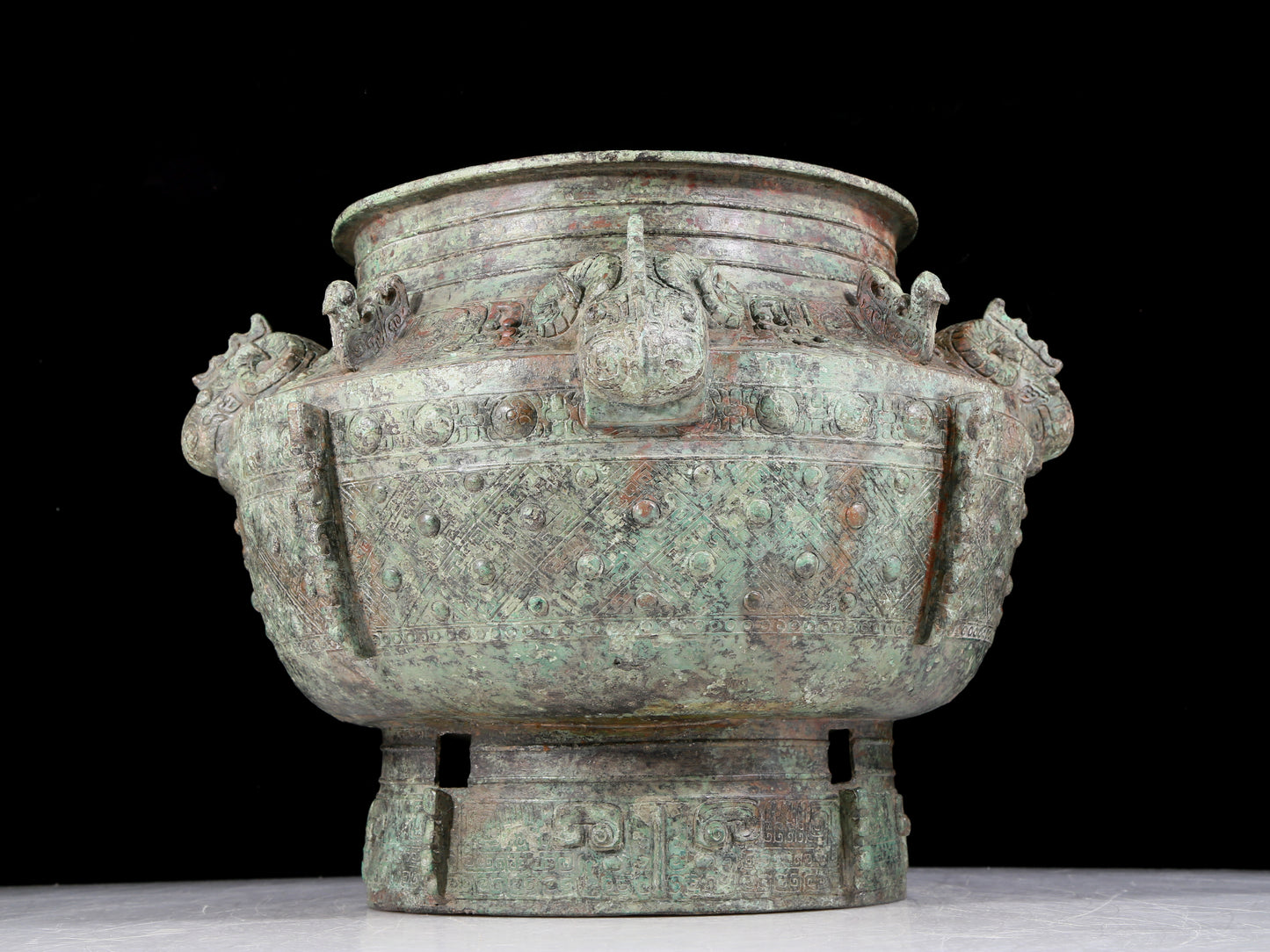 A precious bronze animal ear stove