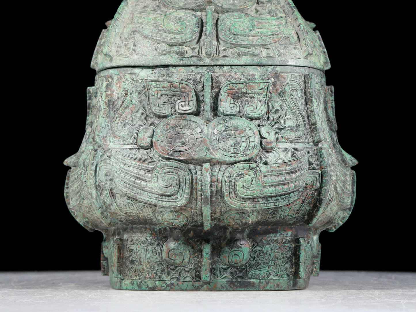 A precious bronze auspicious animal pattern jar with lid