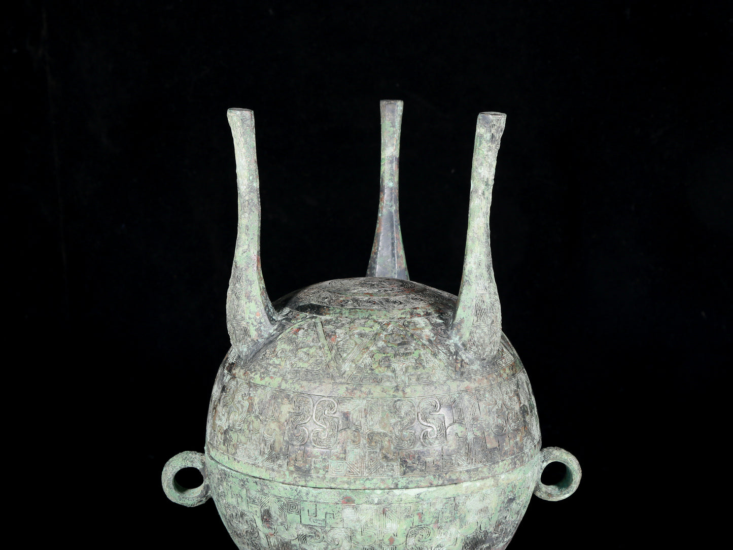 A precious bronze amphorae with auspicious animal patterns