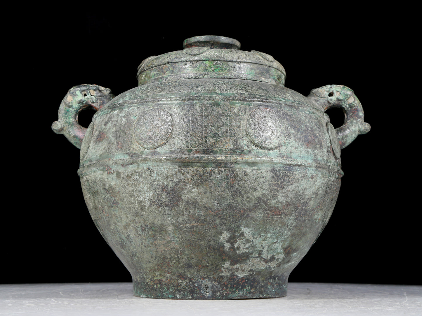 A precious bronze dragon pattern amphora with lid