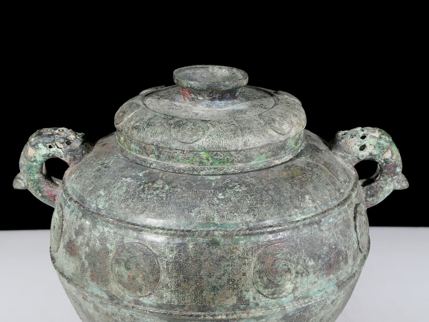 A precious bronze dragon pattern amphora with lid